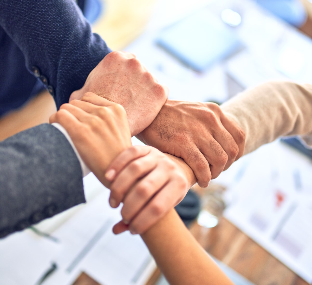 Equipo de visa tomandose las manos | VisasCL